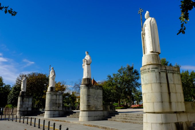MS-20151101-01992 Estátuas dos arcanjos São Gabriel, São Miguel, São Rafael e o Anjo de Guarda de Portugal, no Santuário do Sameiro.