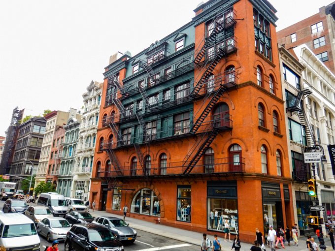 MS-20140619-00193 New York e suas escadas de incêndio. Broadway x Broome St.